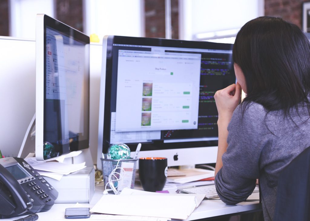 5 formas en la que las empresas están implementando inteligencia artificial&nbsp;Imagen de StartupStockPhotos en Pixabay.