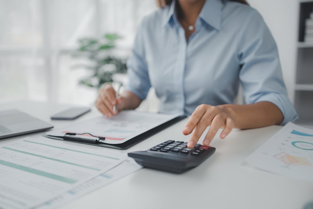 Mujer financiera trabajando